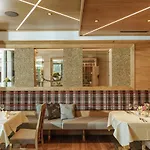 ホテル Hirschen Wohlfuehlhotel Bregenzerwald ショペルナウ