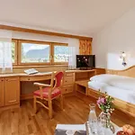 ホテル Hirschen Wohlfuehlhotel Bregenzerwald ショペルナウ