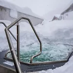 ホテル Hirschen Wohlfuehlhotel Bregenzerwald ショペルナウ