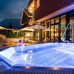ホテル Hirschen Wohlfuehlhotel Bregenzerwald ショペルナウ