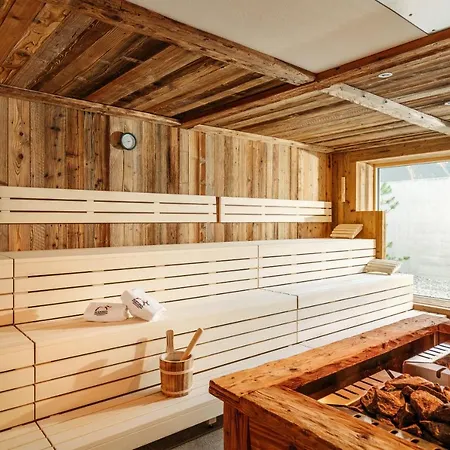 Hirschen Wohlfuehlhotel 4*